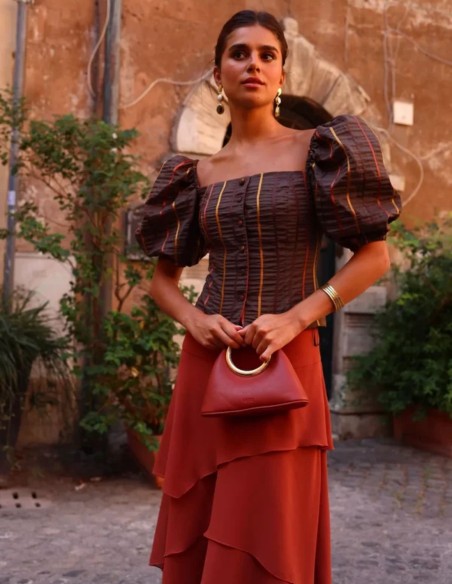 Falda larga de capas asimétricas de gasa en color teja con cinturilla ancha