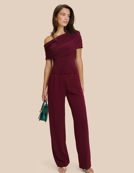 Top granate asimétrico para invitada a conjunto con pantalón