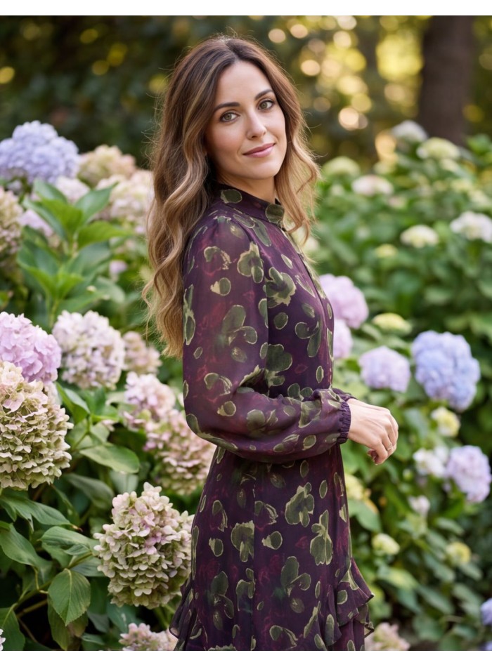Vestido midi burdeos con estampado floral en color verde y falda de volantes