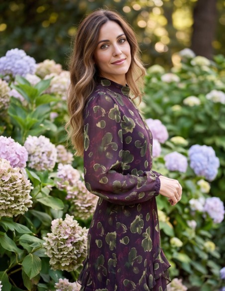 Vestido midi burdeos con estampado floral en color verde y falda de volantes