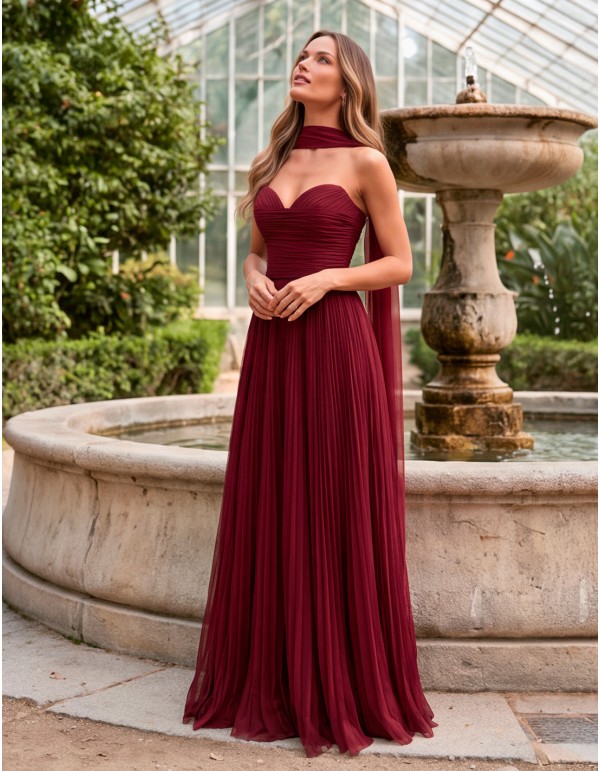 Vestido largo granate plisado con corsé ajustable y chal para invitada 2