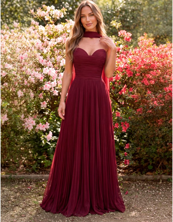 Vestido largo granate plisado con corsé ajustable y chal para invitada