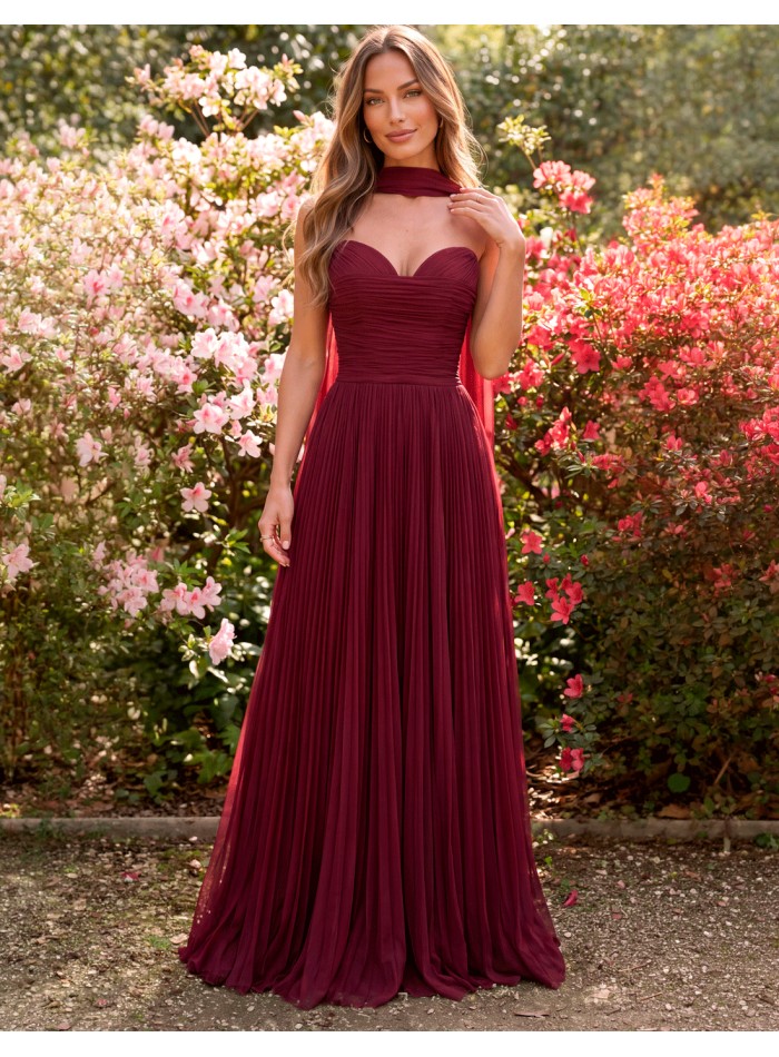 Vestido largo granate plisado con corsé ajustable y chal para invitada
