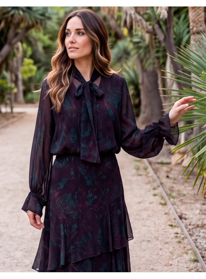 Conjunto berenjena de dos piezas con blusa de lazo y falda