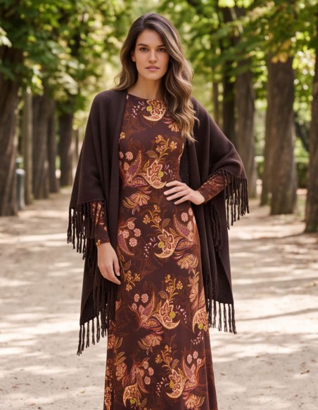 Poncho color marrón con flecos para invitada