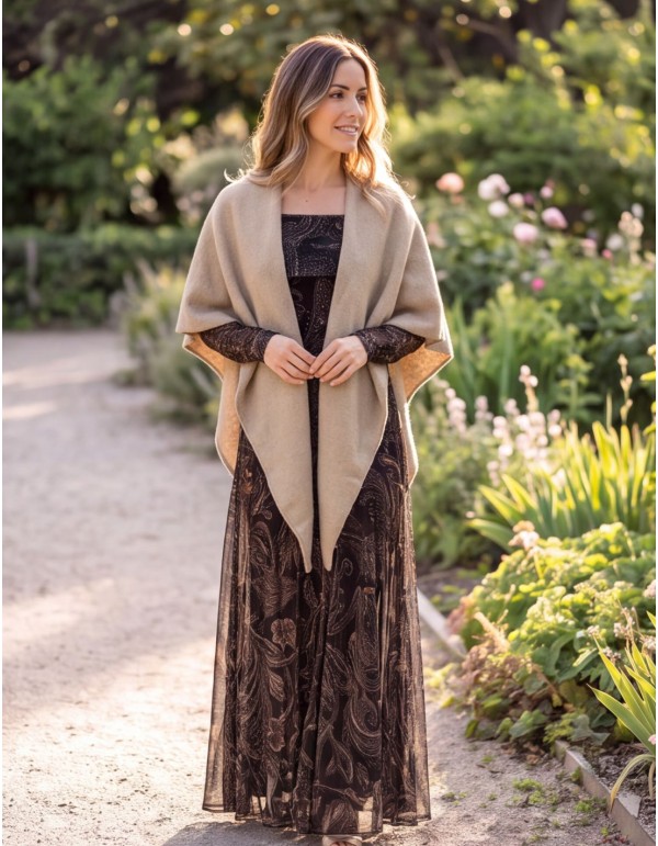 Poncho de pico en color beige