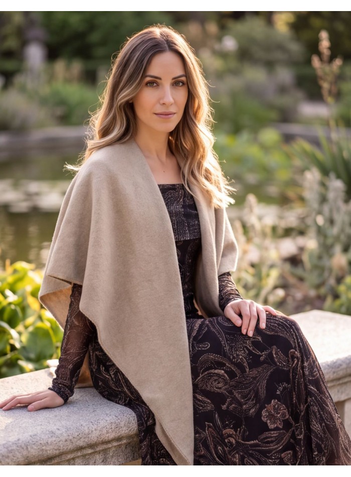 Poncho à col en V de couleur beige