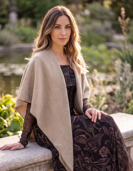 Poncho à col en V de couleur beige