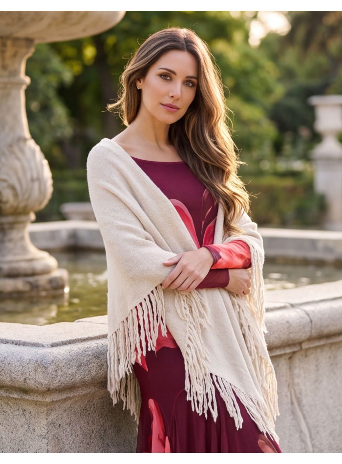 Poncho blanco multiposición con flecos para eventos de invierno