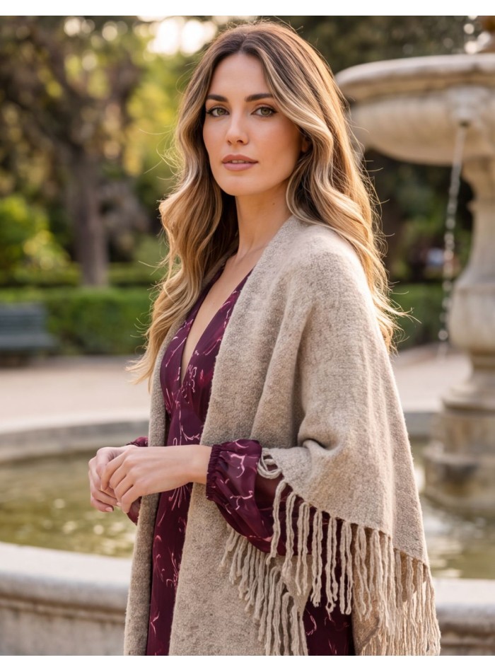 Poncho beige multiposición con flecos