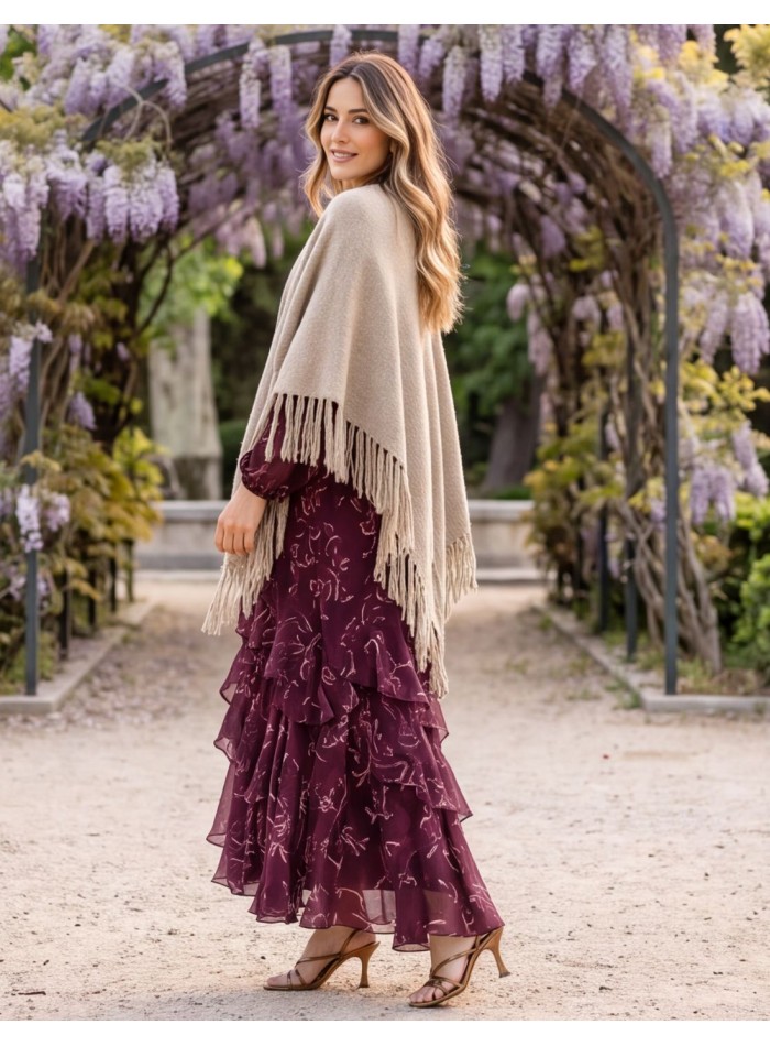 Poncho beige multiposición con flecos para invitada