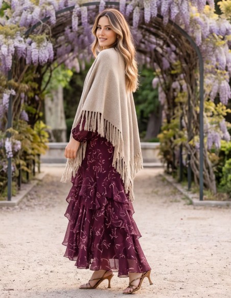Poncho beige multiposición con flecos para invitada