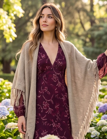 Poncho beige multiposición con flecos para eventos de otoño e invierno