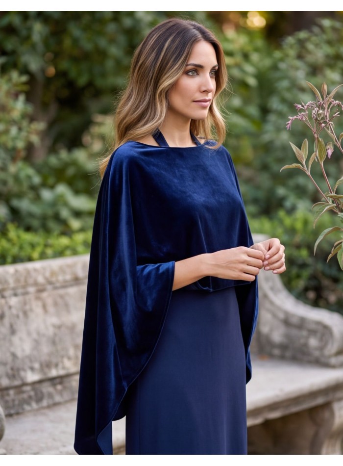 Capa de terciopelo azul marino con aberturas laterales para invitadas