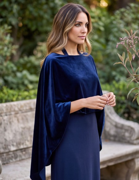 Capa de terciopelo azul marino con aberturas laterales para invitadas