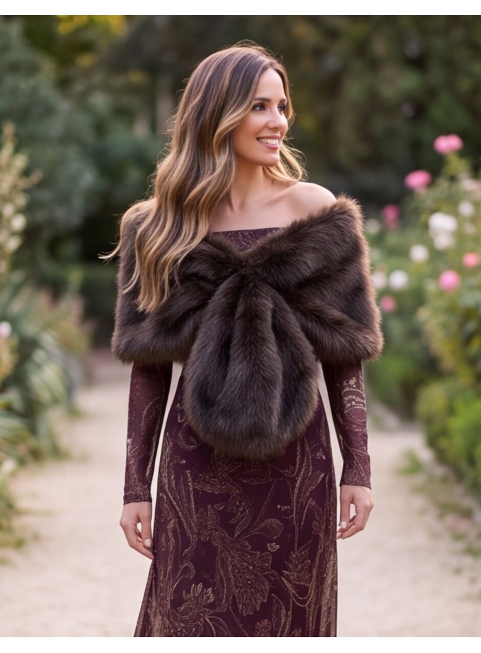 Estola de pelo vegano marrón oscuro para invitada