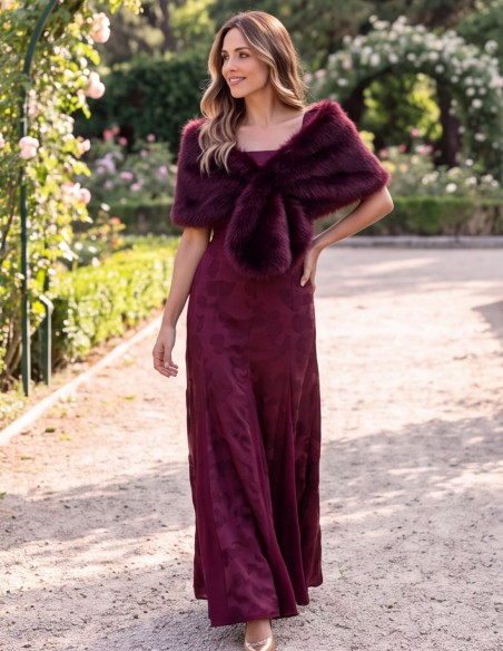 Estola de pelo vegano en color granate para eventos de invierno
