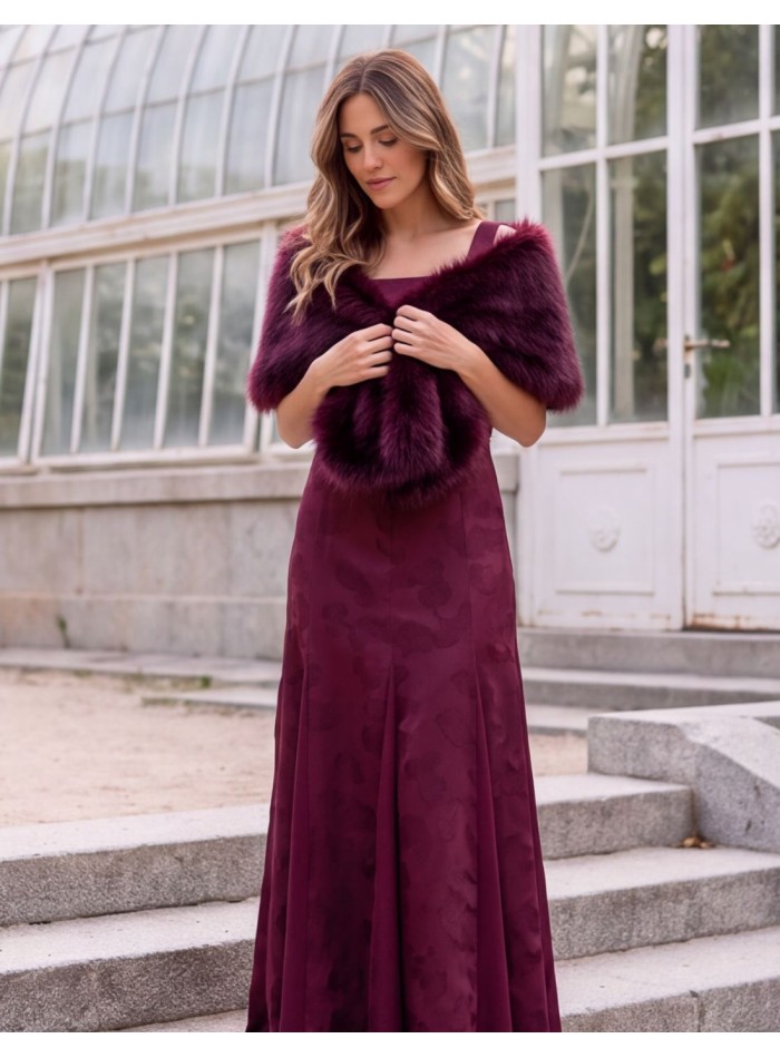 Estola de pelo vegano en color granate para invitada