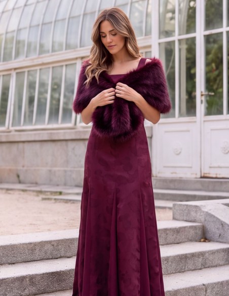 Estola de pelo vegano en color granate para invitada
