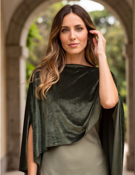 Capa de terciopelo verde oliva para invitada
