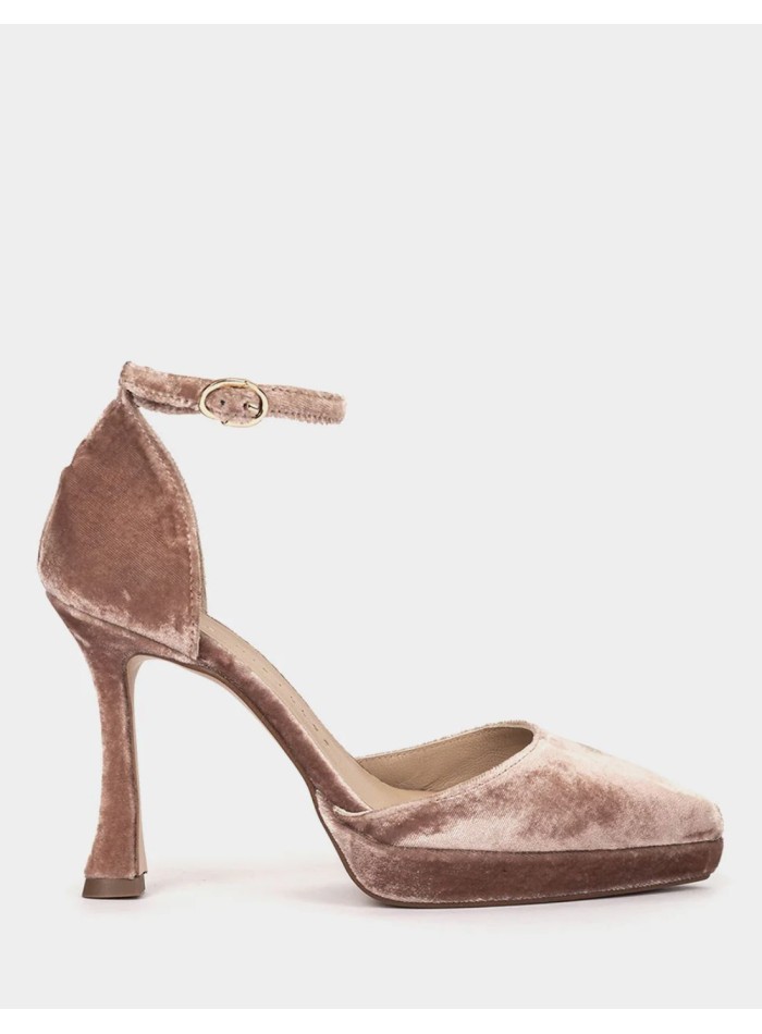 Zapatos de tacón de terciopelo nude con punta fina