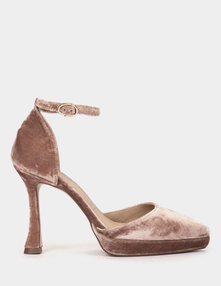 Zapatos de tacón de terciopelo nude con punta fina