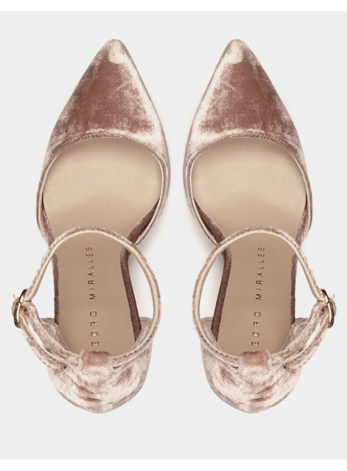 Zapatos de tacón de terciopelo nude con punta fina