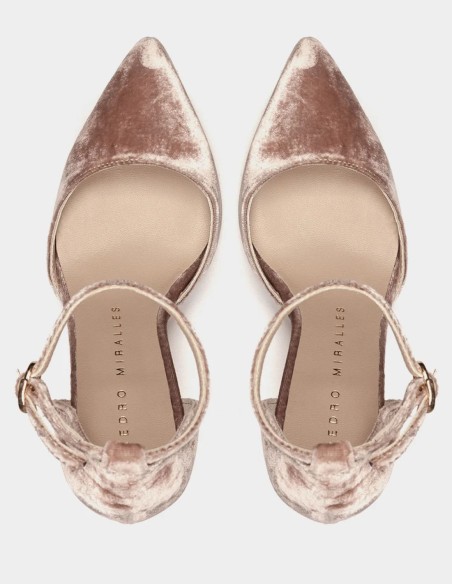 Zapatos de tacón de terciopelo nude con punta fina