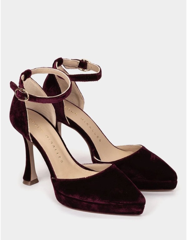 Zapatos de tacón de terciopelo granate con punta fina