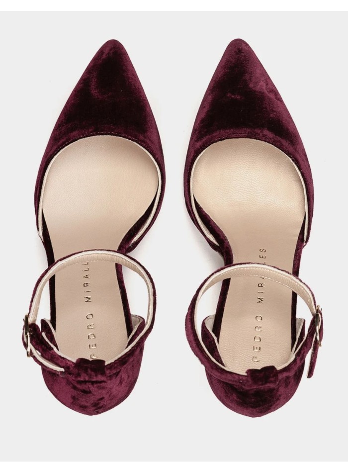 Zapatos de tacón de terciopelo granate con punta fina para invitada
