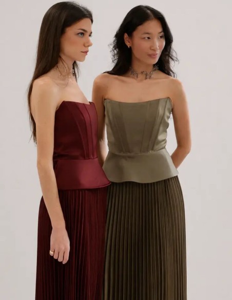 Conjunto de dos piezas con corset palabra de honor y falda larga plisada