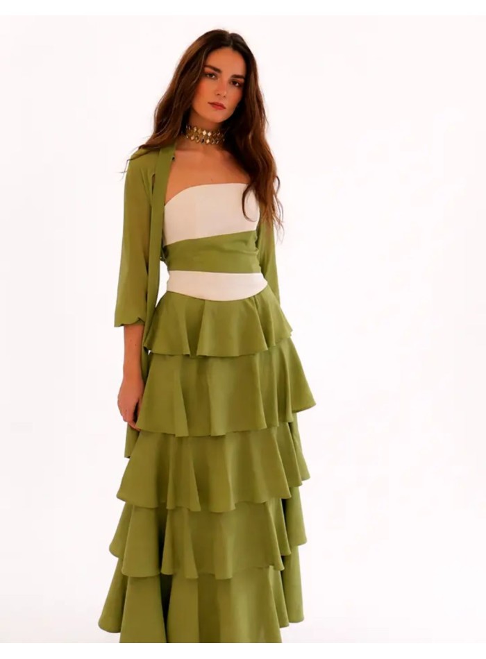 Vestido largo palabra de honor con detalle en la cintura y falda de volantes en capas