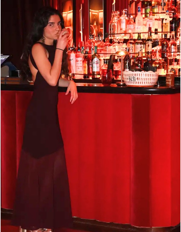 Vestido largo granate con espalda descubierta y falda de... 2