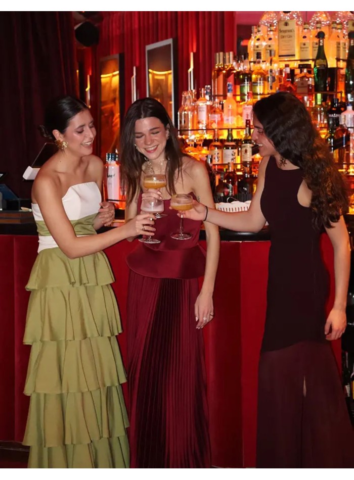 Vestido largo granate con espalda descubierta y falda de gasa