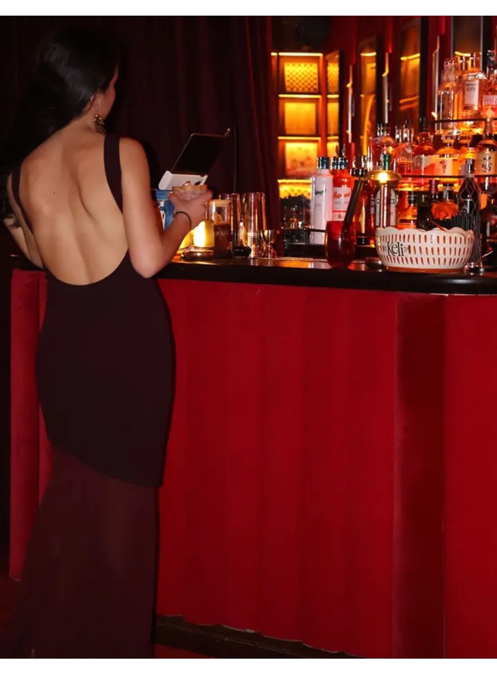 Vestido largo granate con espalda descubierta y...
