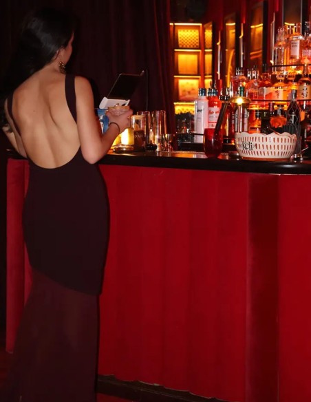 Vestido largo granate con espalda descubierta
