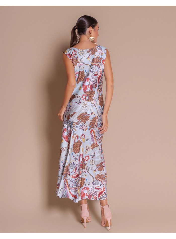 Vestido largo azul de satén con estampado de aves exóticas para invitada