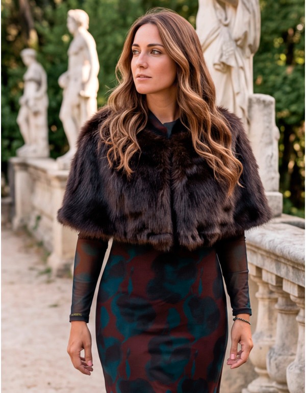 Petite cape artisanale marron foncé pour femme