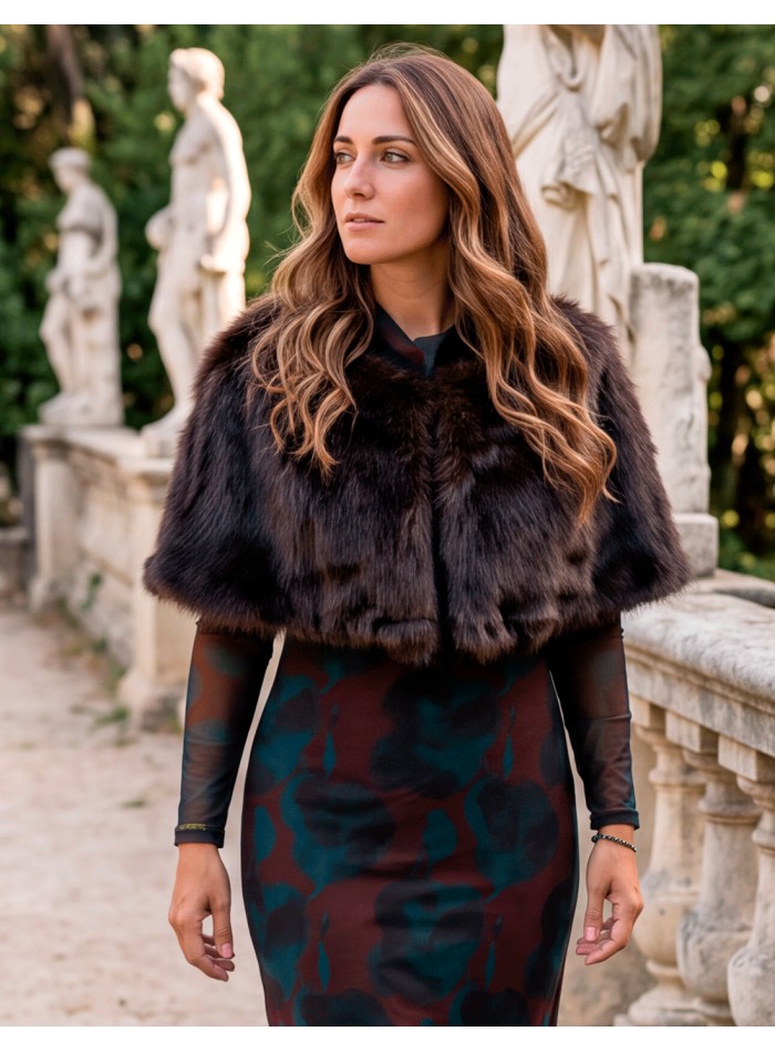 Petite cape artisanale marron foncé pour femme