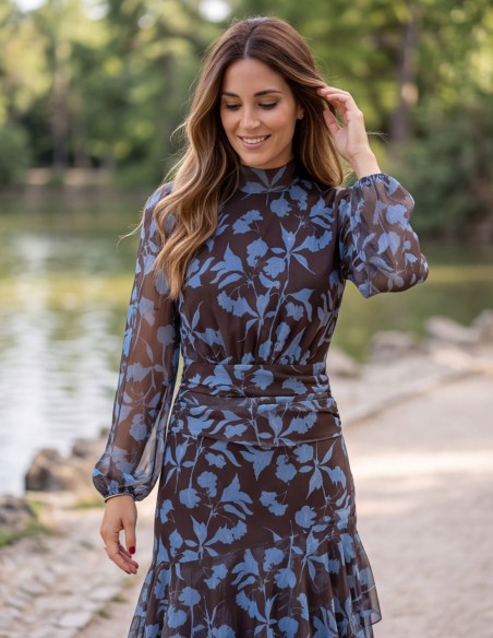 Vestido midi marrón con estampado floral azul con volantes