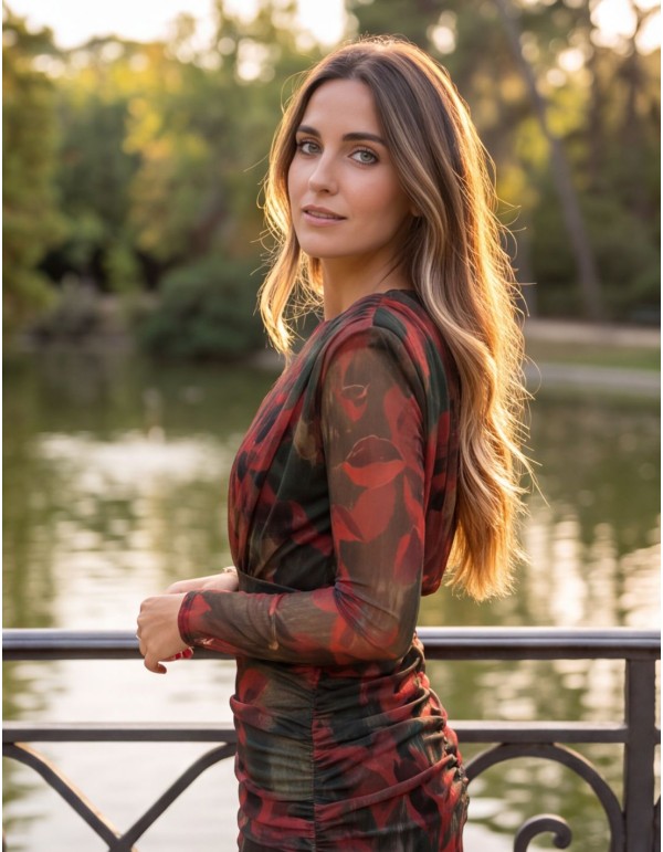 Vestido midi de tul verde botella con estampado floral rojo para invitada