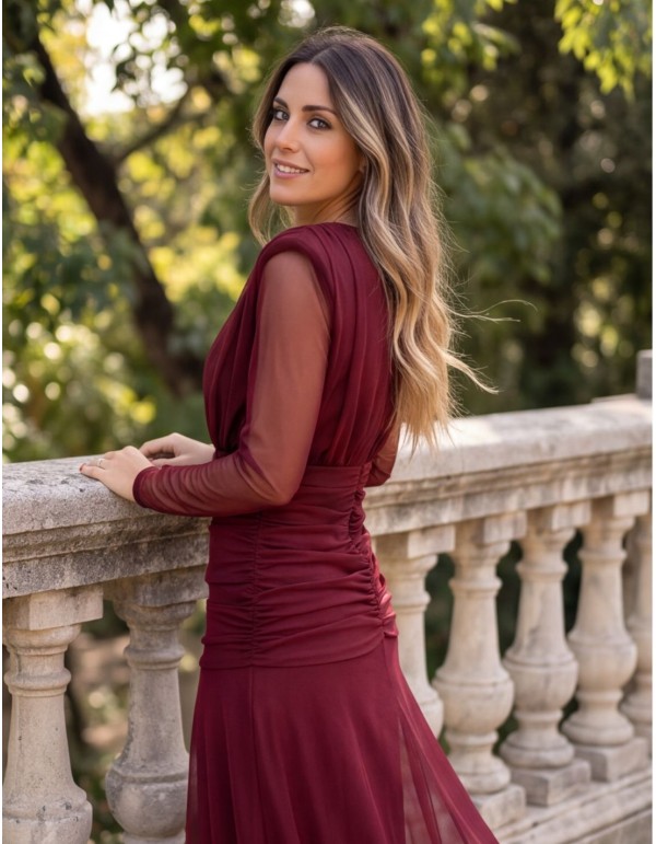 Vestido midi de tul granate con hombros estructurados para invitada 2
