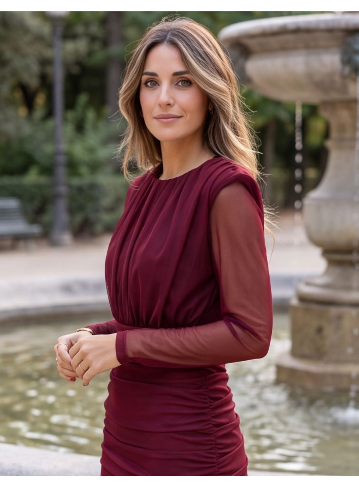 Robe midi en tulle bordeaux à épaules structurées