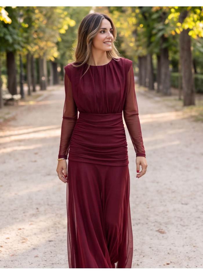 Robe midi en tulle bordeaux à épaules structurées