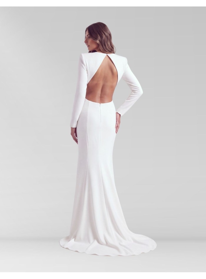Vestido de novia con espalda descubierta y cola para boda