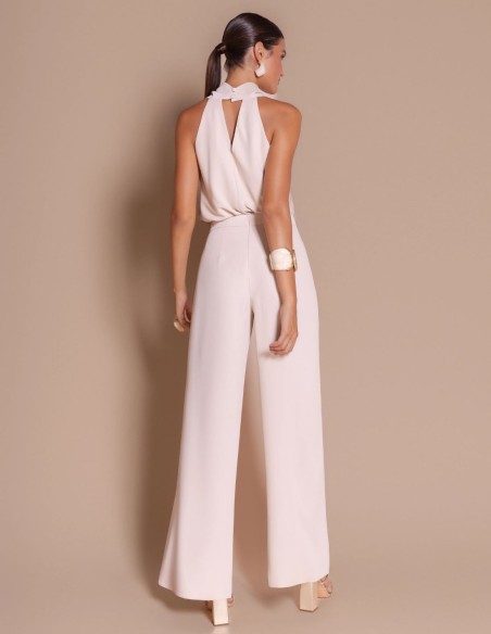 Pantalón de invitada color crema con pliegues delanteros y goma trasera