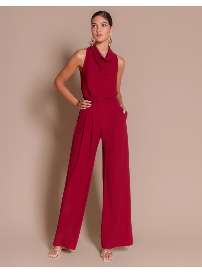 Pantalón de invitada con pliegues delanteros granate