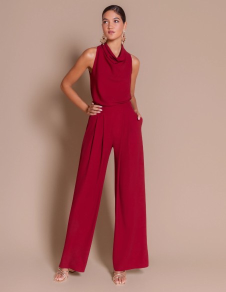 Pantalón de invitada con pliegues delanteros granate