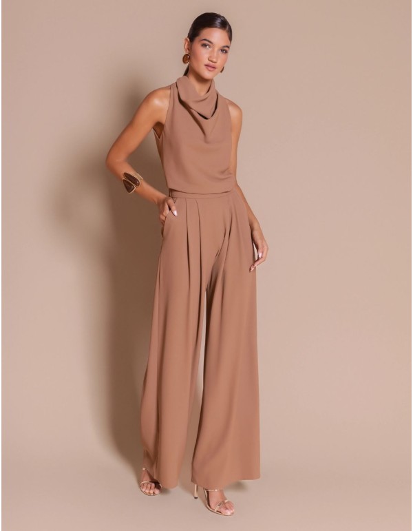 Pantalón de invitada con pliegues delanteros en color avellana