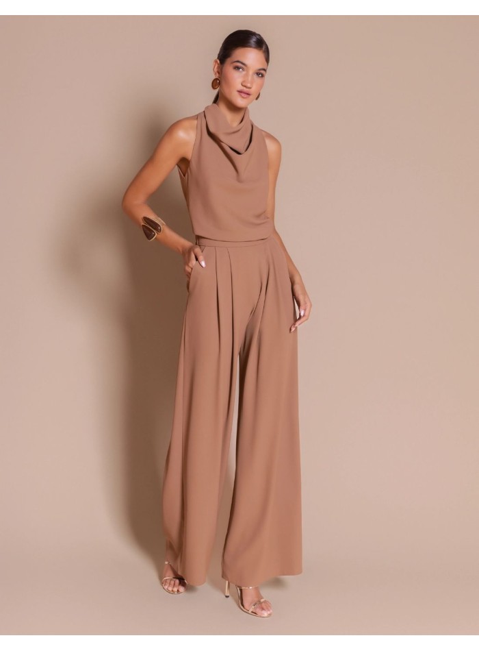 Pantalón de invitada con pliegues delanteros en color avellana